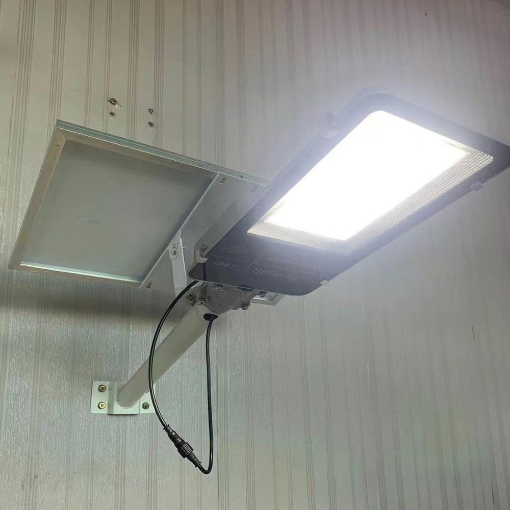 带灯杆的太阳能路灯