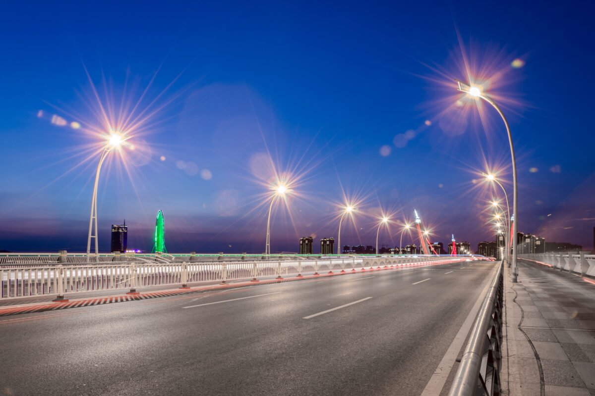 إنارة الشوارع بالطاقة الشمسية