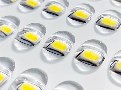Holofotes movidos a energia solar com controlo remoto