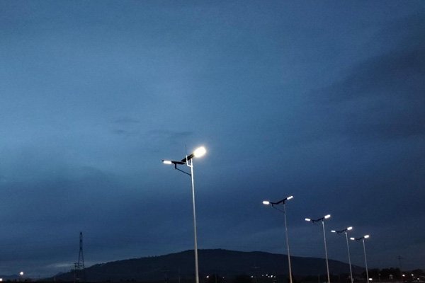 Poste de iluminação pública solar
